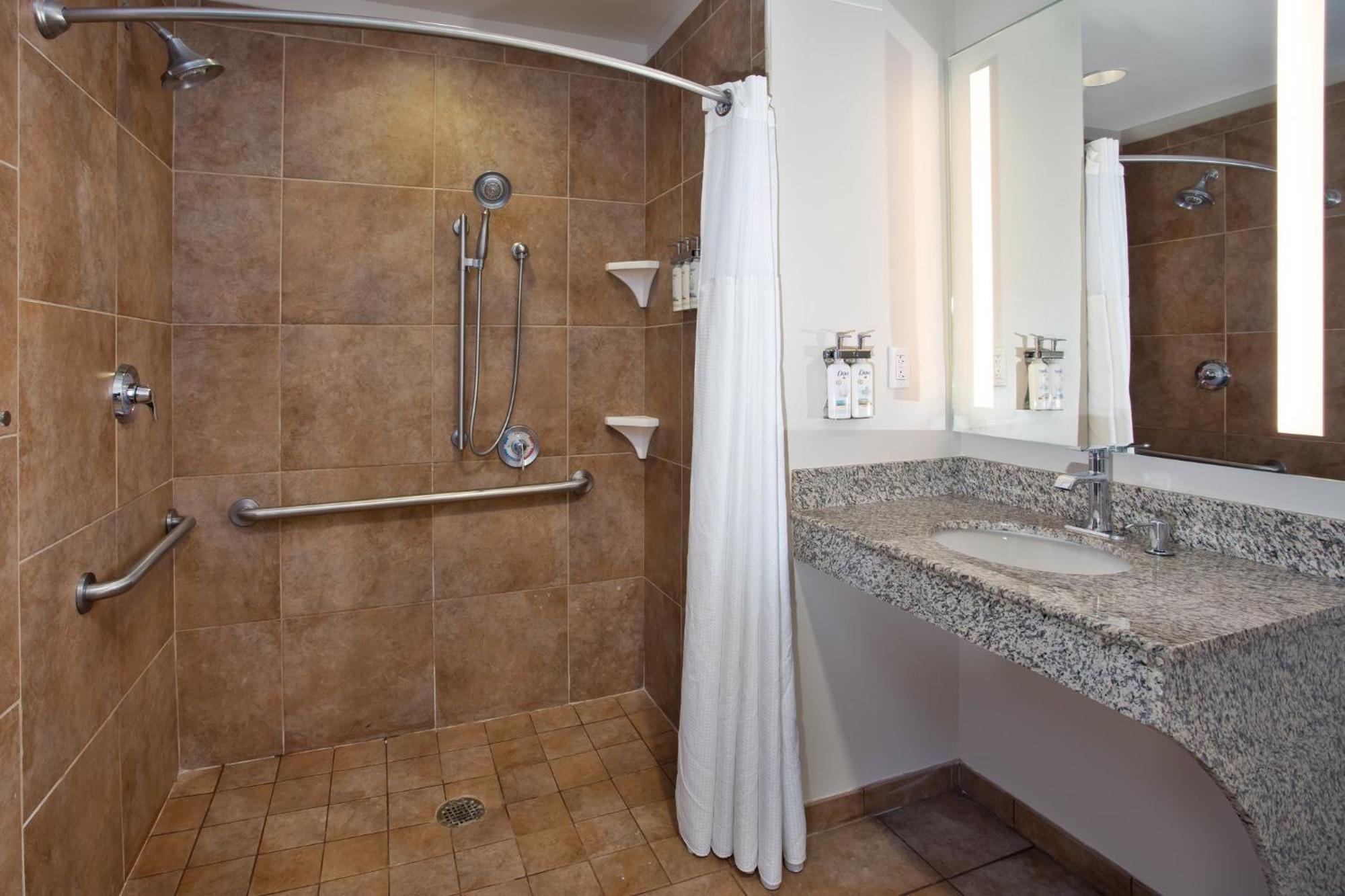 King Room Hearing Accessible Roll Shower Non-Smoking,1592058052:JPEG